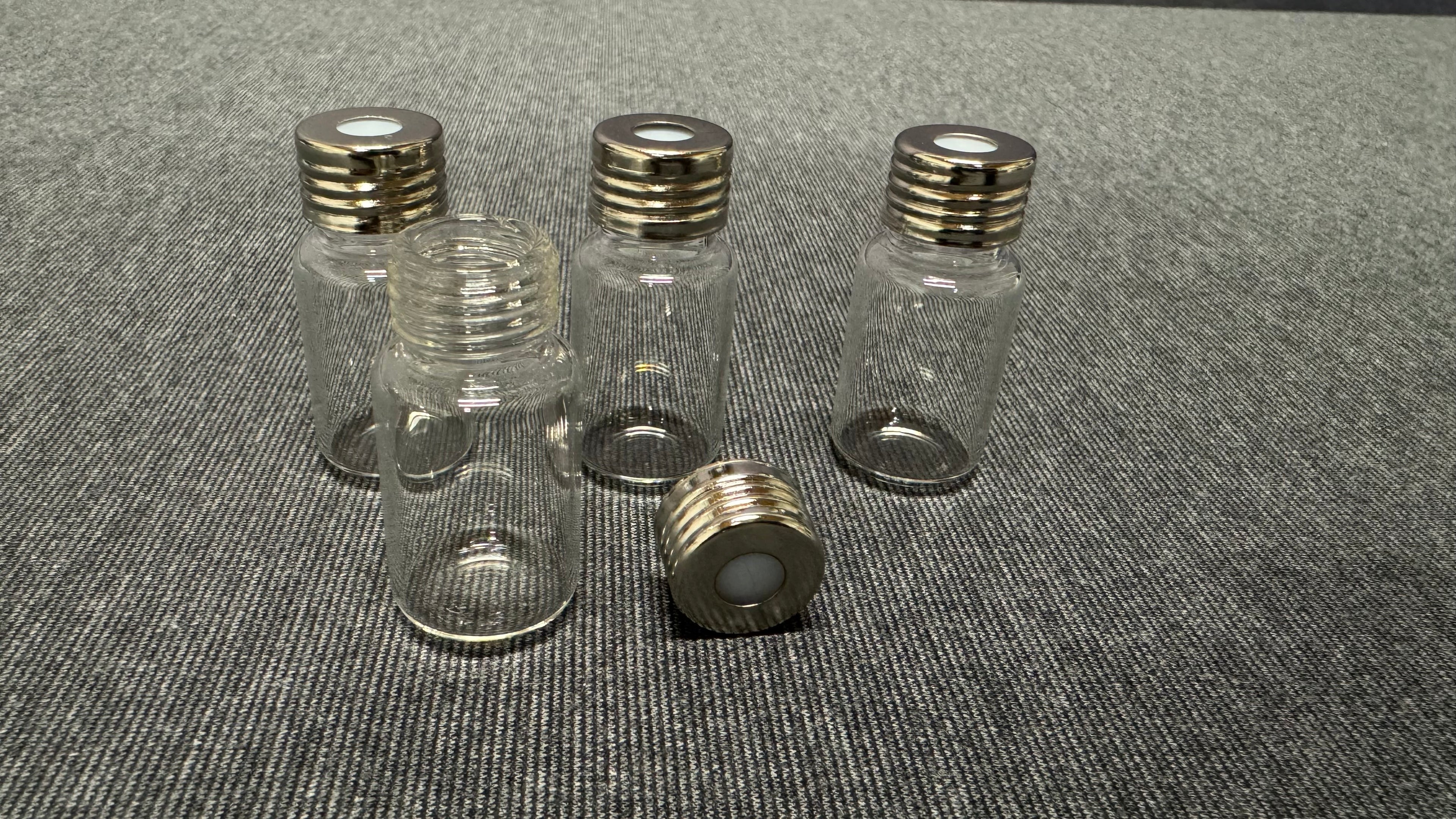 Flacon en verre avec bouchon d'injection